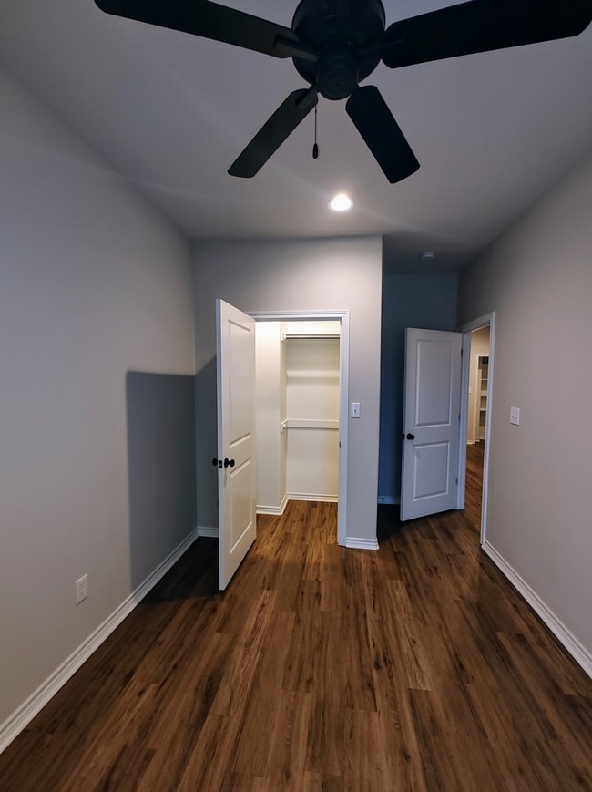 Building Photo - 5670 Shadowbend Cir N