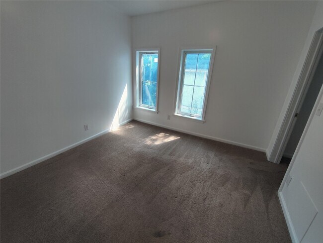 Building Photo - 145 Floral Ave
