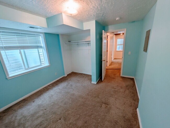 Building Photo - 749 Country Club Dr