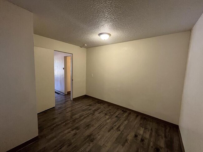 Building Photo - 560 600 E