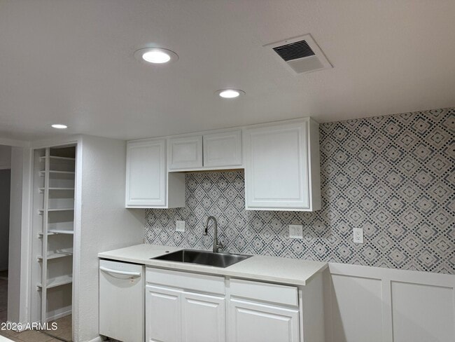 Building Photo - 503 E Loyola Dr