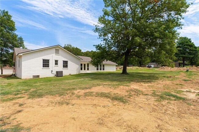 Building Photo - 2020 Country Club Ave