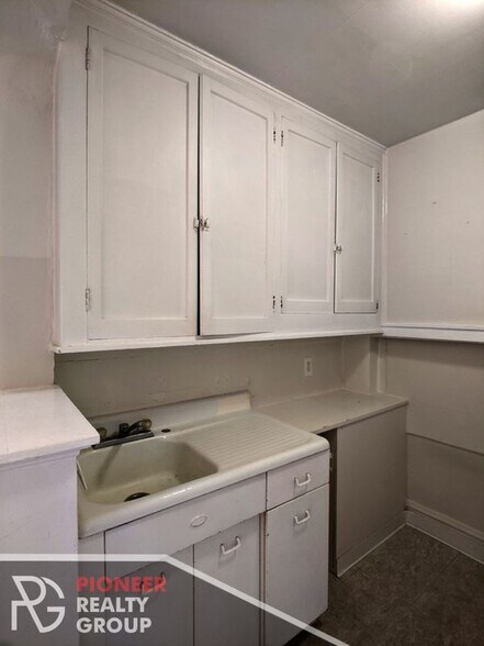 Building Photo - 3821 N Greenview Ave