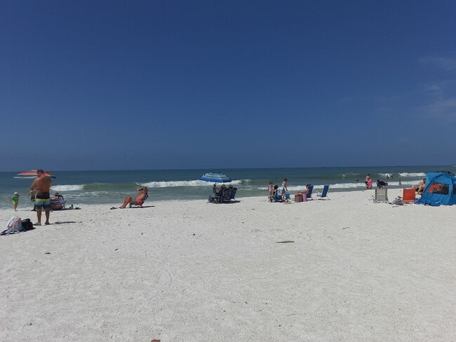 Building Photo - Seasonal/short term ONLY  Nicely renovated 2/2 condo across the street from LIDO BEACH!