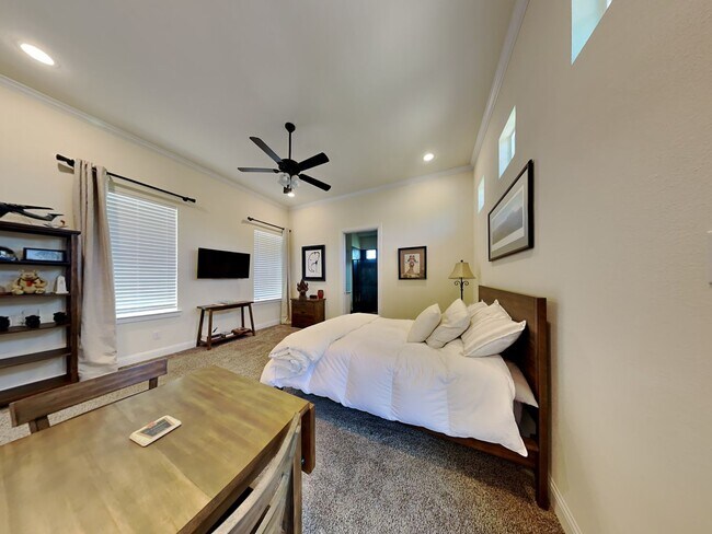 Building Photo - Experience Resort-Style Living in the Prestigious Gated Community of Bella Flora.