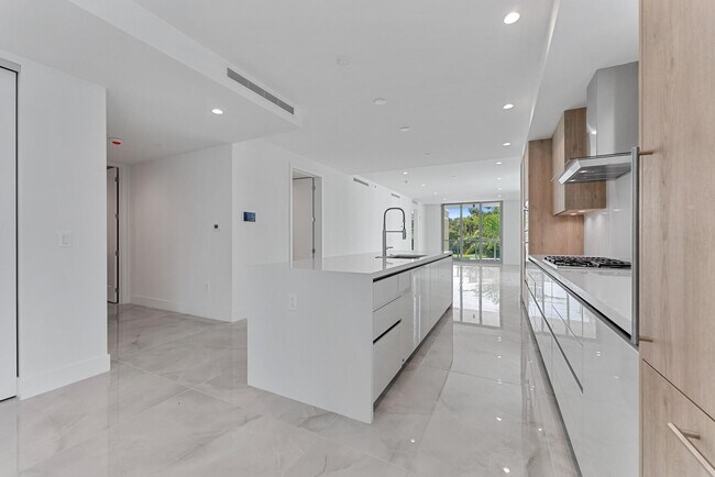 Building Photo - 485 E Royal Palm Rd