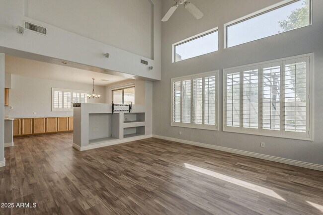 Building Photo - 927 W Azalea Pl