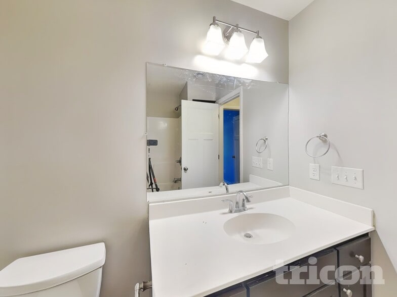 Building Photo - 1525 Independence Ave N