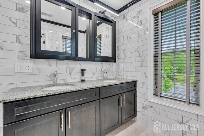 Building Photo - 47 McCormick Ave N