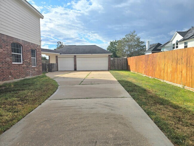 Building Photo - 20315 Lakeland Falls Dr