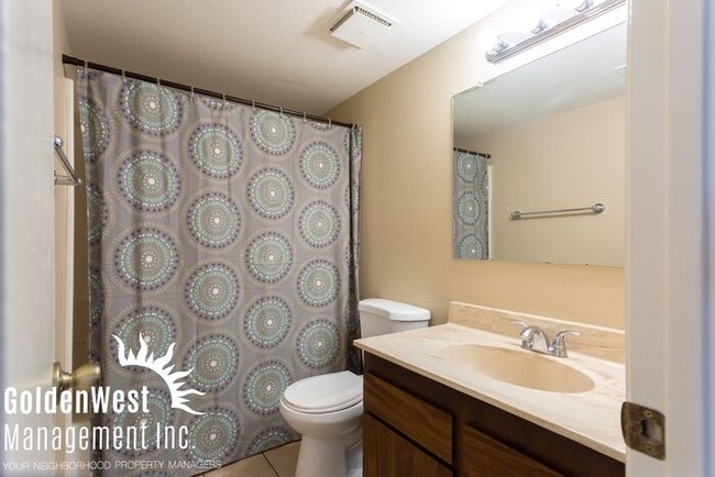 Building Photo - Spacious 2Bdm 2Ba Condo at LakeBrook Villas