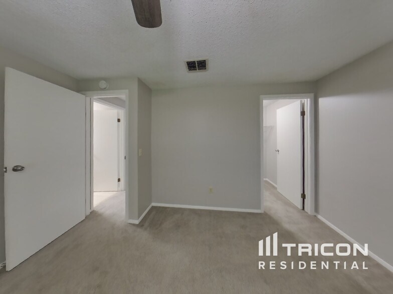 Building Photo - 8338 Knotts Landing Dr E