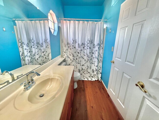 Building Photo - Spacious 5-Bed, 3-Bath Home in Rialto – Ve...