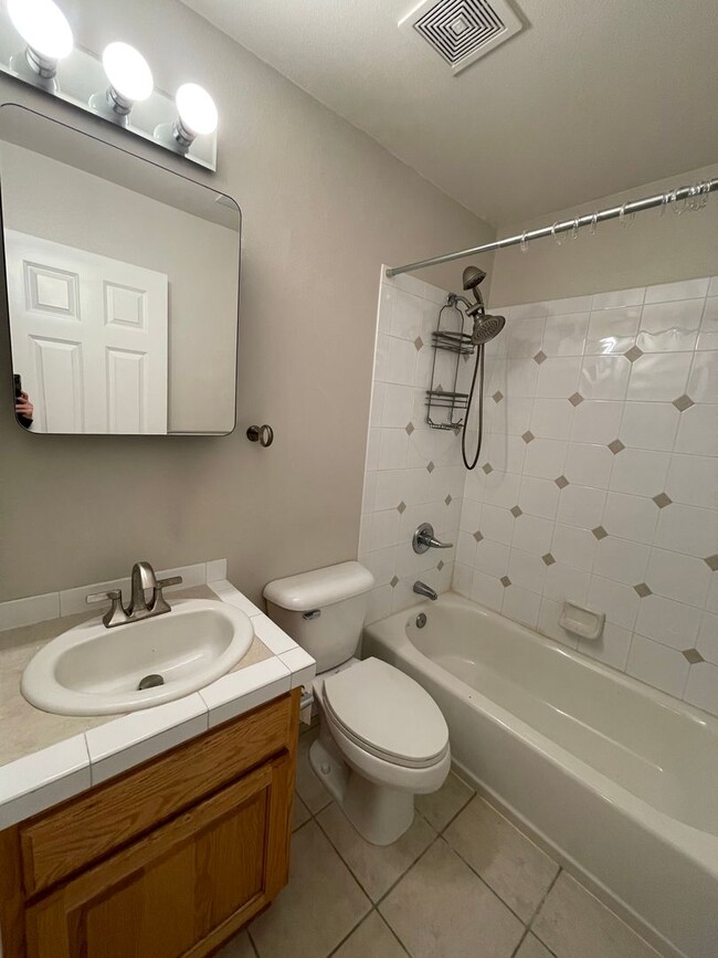 Building Photo - Spacious 2-Bedroom, 2-bathroom Townhome in...