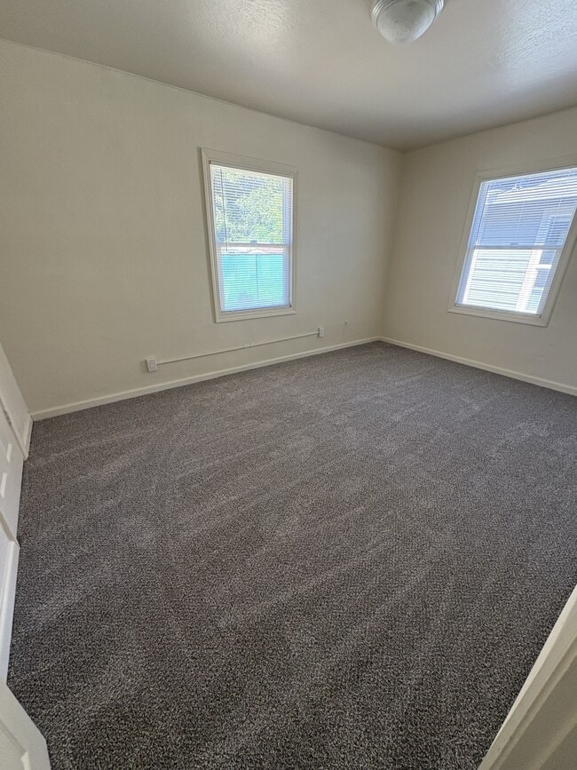 Building Photo - 401 Ainsley Ave