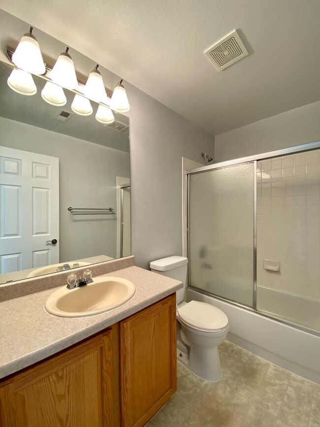 Building Photo - Fantastic Highlands Ranch Townhome - 3bed, 2.5 bath - End Unit