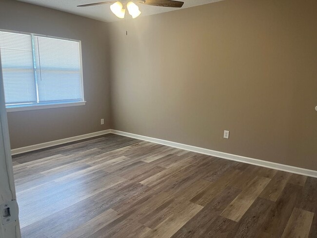 Building Photo - Spacious 4 bedroom 1.5 bath house