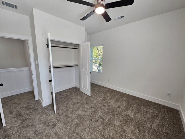 Building Photo - Available now ready for immediate move in ...