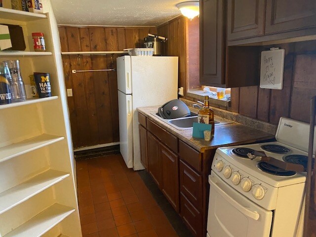 Kitchen - 931 Greenwood Ave