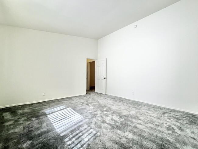Building Photo - 333 Rexford Dr