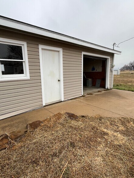 Building Photo - 2156 N Weaver Rd