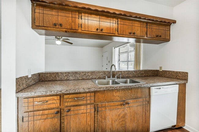 Building Photo - 217 Lazy Ln