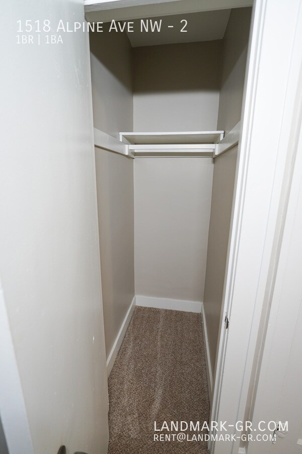Building Photo - Updated 1 Bed/1Bath – First Month Only $550!