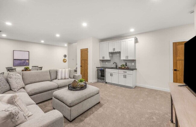 Building Photo - Stunning New Construction in the Heart of Uptown