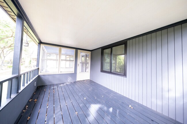 Building Photo - 9424 Thomas Rd