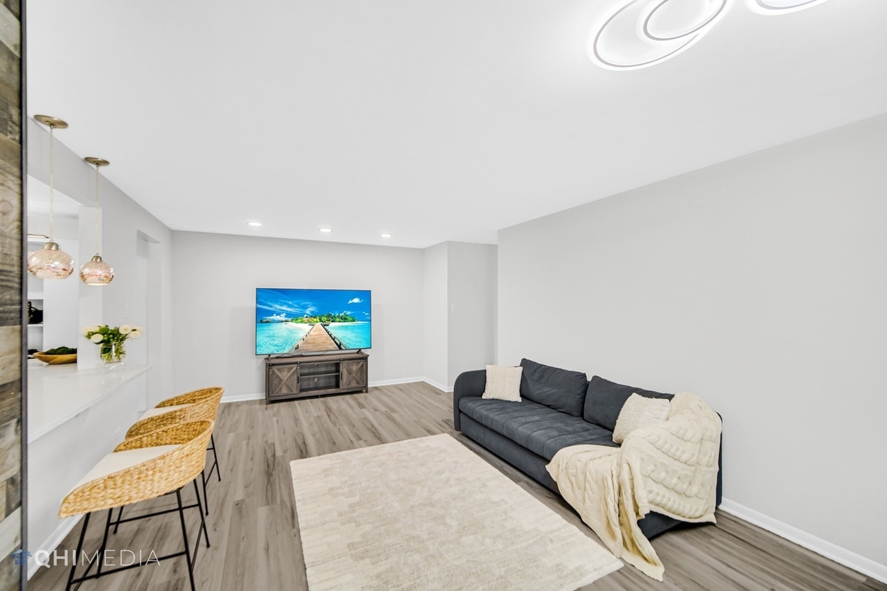 Building Photo - 726 Dempster St