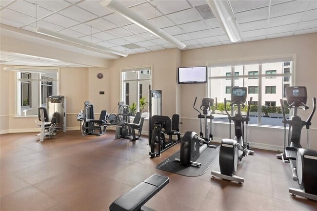 Building Photo - 300 Beach Dr NE