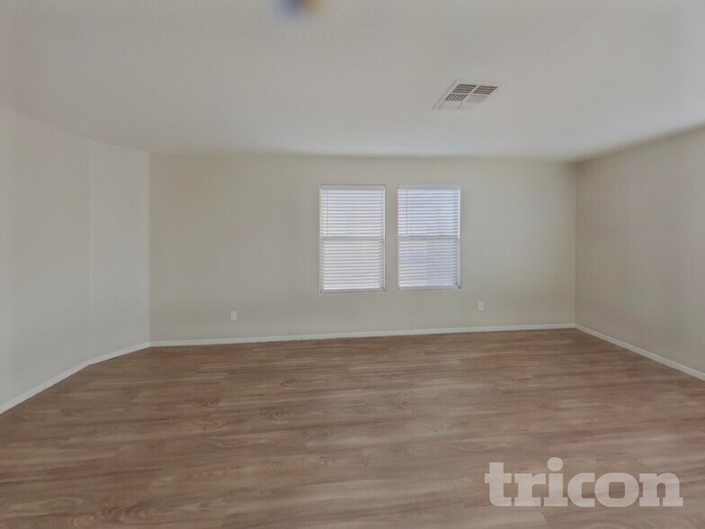 Building Photo - 39989 W Catherine Dr