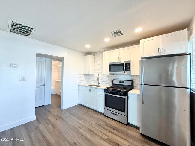 Building Photo - 1202 E Kaler Dr