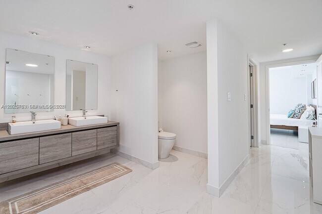 Building Photo - 400 Sunny Isles Blvd