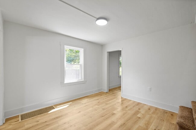 Building Photo - MOVE IN READY! FULLY RENOVATED 2-BEDROOM I...