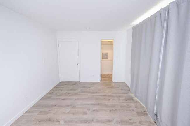 Building Photo - Spacious 1BR/1BA condo with patio and parking! Lake Murray Area $2195/month