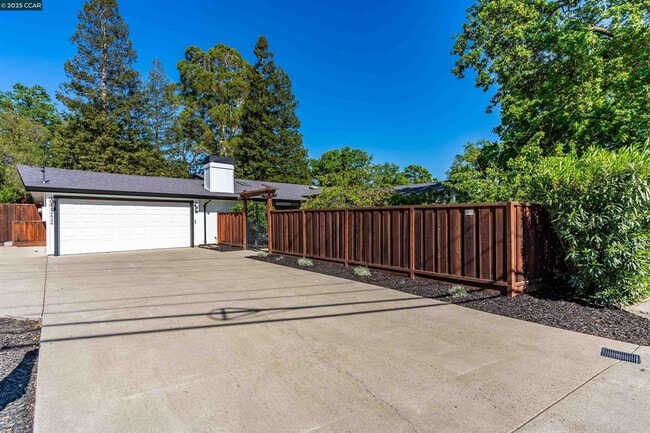 Building Photo - 2424 San Miguel Dr