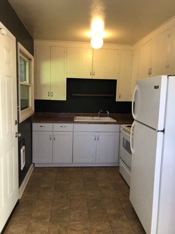 Small but cute kitchen, open to eating/desk area. - 4808 SE Salmon St