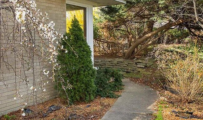 Building Photo - 613 St Charles Rd