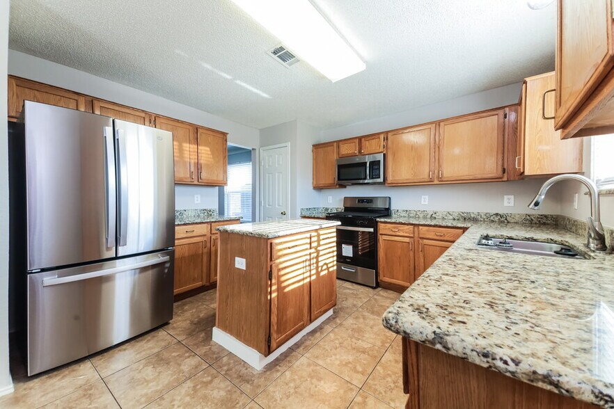 Building Photo - 5909 Iris Dr