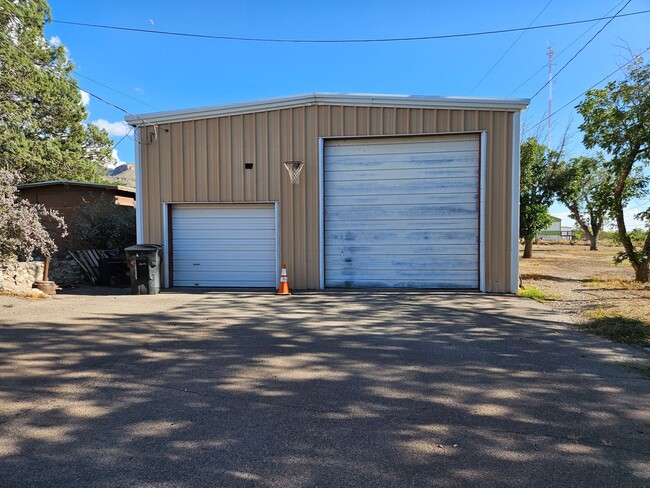 Building Photo - Beautiful Retro 3 Bd/2Ba Home Ready Lookin...