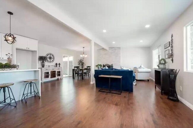 Building Photo - 5 Bedroom Updated Clairemont Home (Perfect...