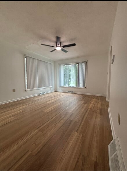 Living room - 4440 La France St