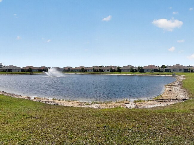Building Photo - Live the Southwest Florida lifestyle in this lakefront villa in South Naples!