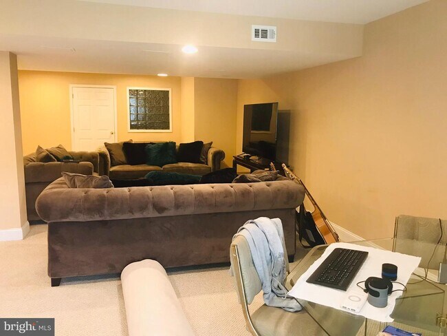 Building Photo - 2303 Dorchester St W