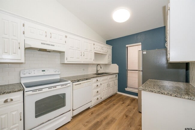 Building Photo - 5819 Hollytree Dr