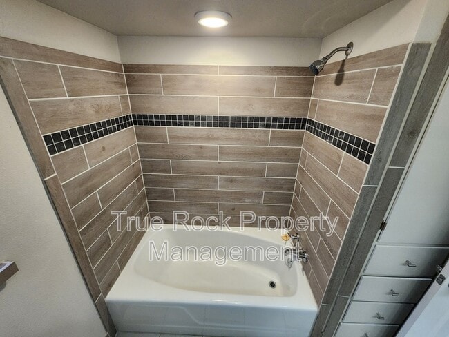 Building Photo - 525 Rebecca Ln