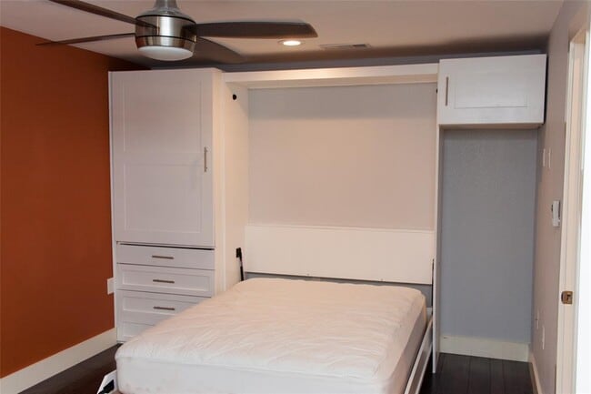 Building Photo - 903 Herndon Ln