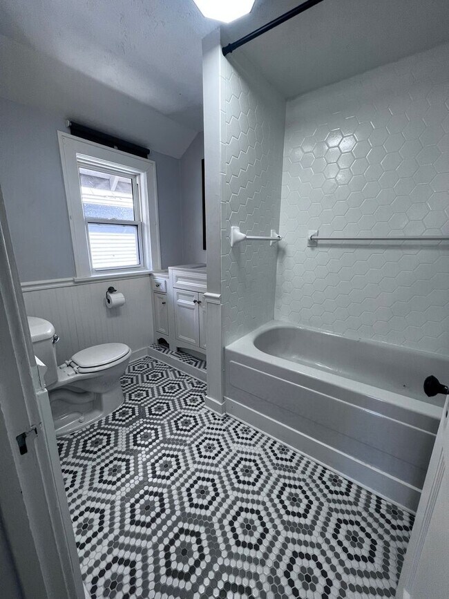 Building Photo - AVAILABLE August 3st - 3 bed 1 Bath Home!