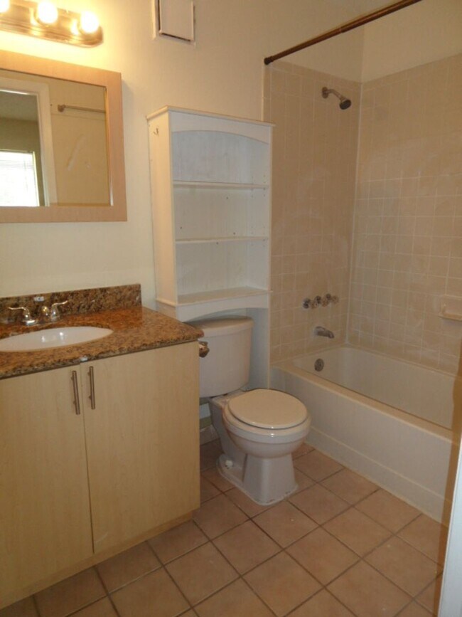 Building Photo - Townhome 2 Bedroom 2.5 Bathroom and fenced...